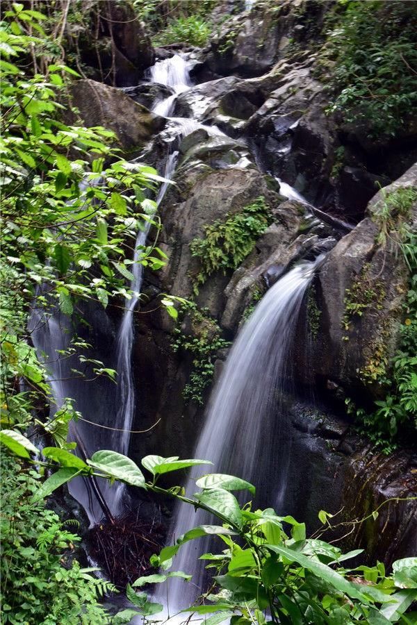 广东清远有一座山，险峻堪比华山，瀑布水潭比美九寨