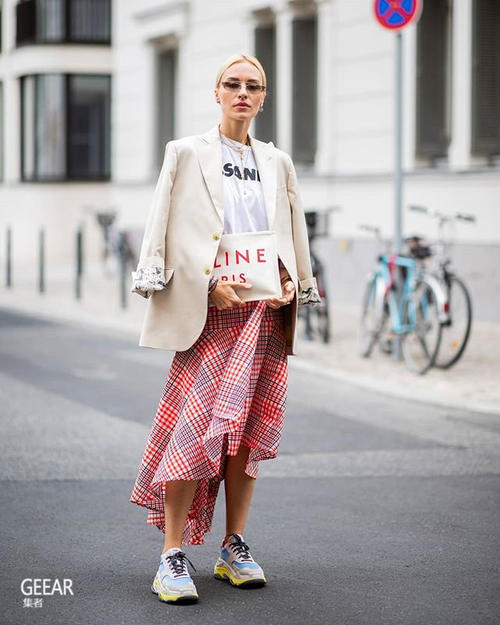 让时尚达人教你把格子裙怎样穿出经典时髦感!