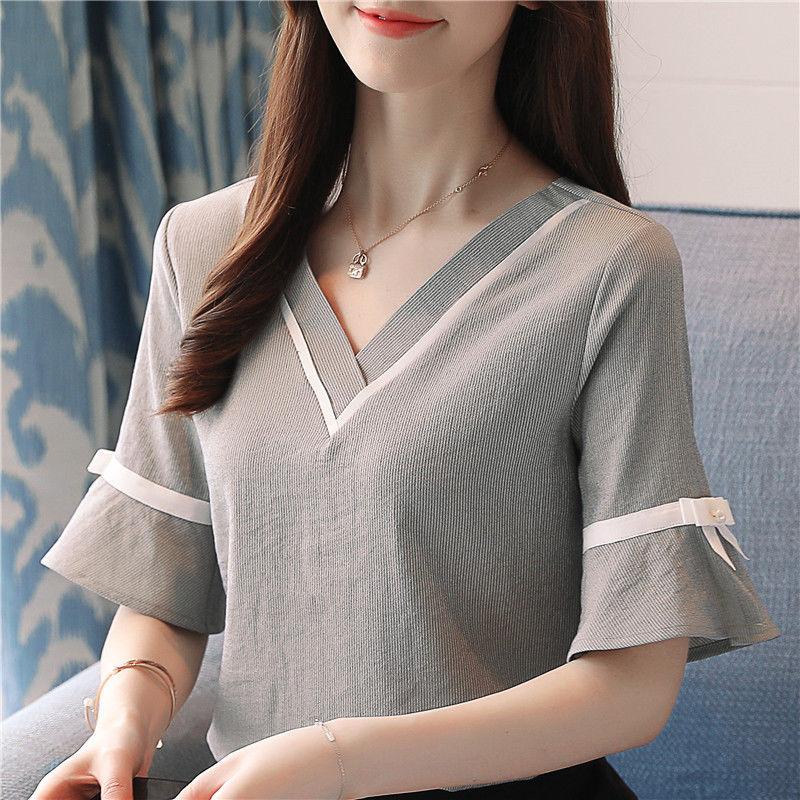 外出游玩穿裙子不方便!试试这样的小衫+棉麻裤,清凉透气超嫩美