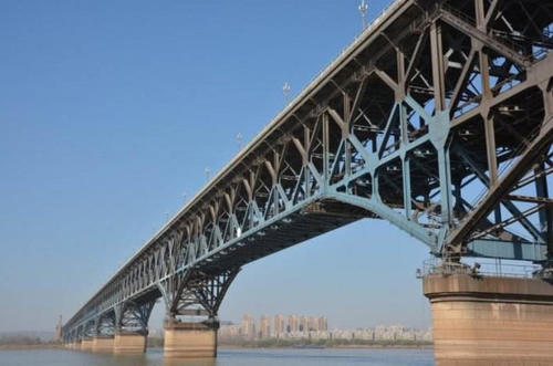 中国曾用上百辆坦克验收大桥，这个国家也来模仿，结果损失10亿