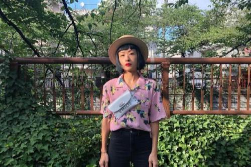 徐濠萦真会穿，T恤搭配半身裙像个高中生，网友：害怕鞋子飞出去