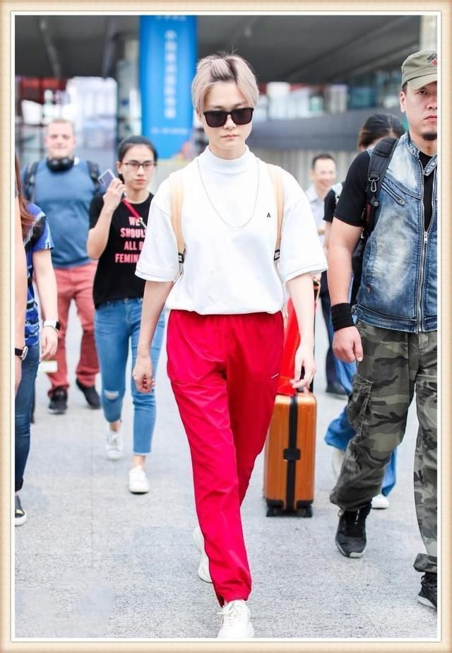 当李宇春和张俪同穿红色运动裤，才知道假小子和真女人到底差在哪