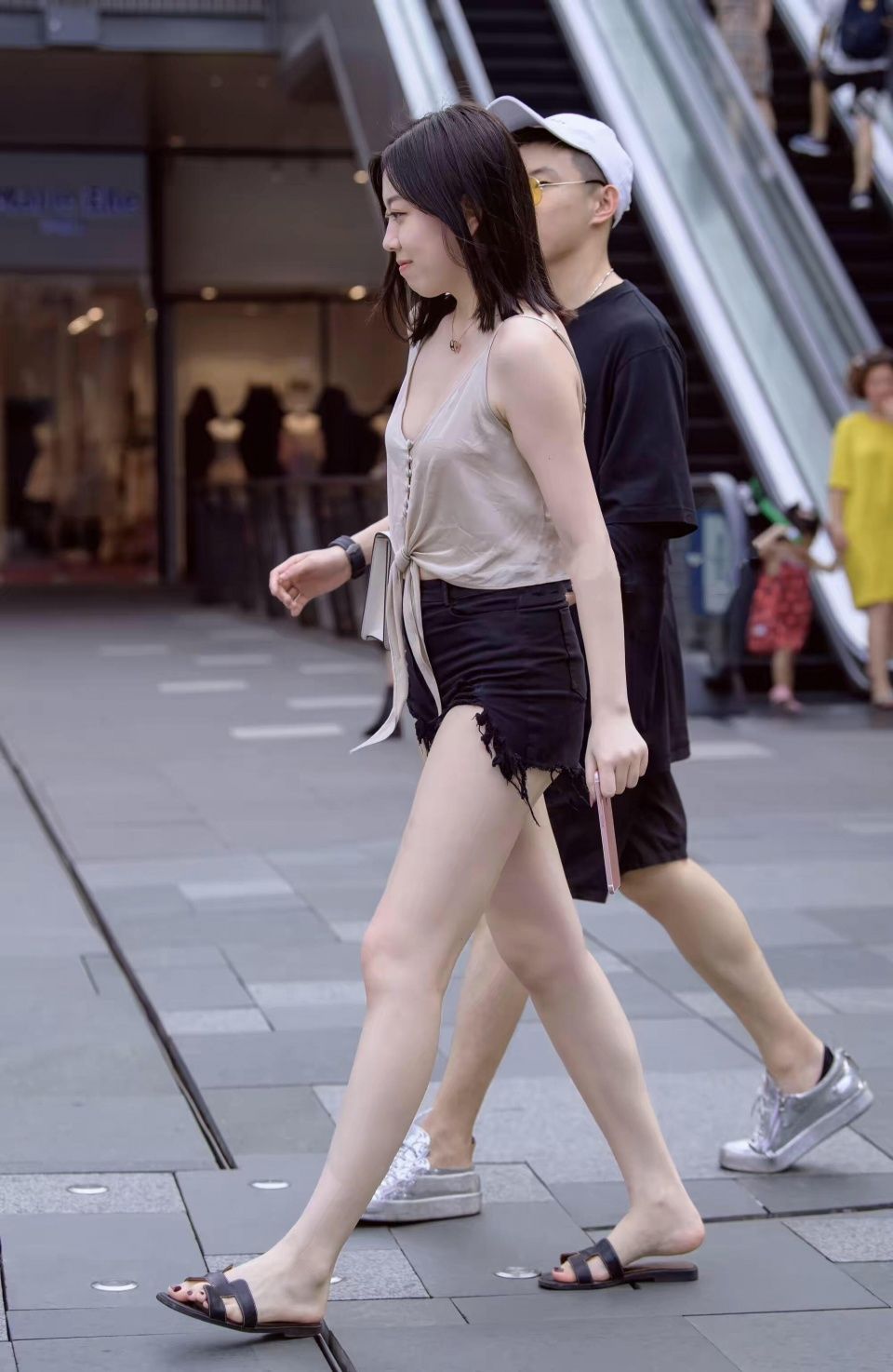 吊带热裤白皙美腿够性感