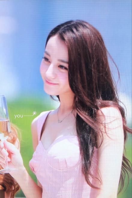 29岁baby和26岁热巴同穿小粉裙，是不是真的女神脸，一目了然！