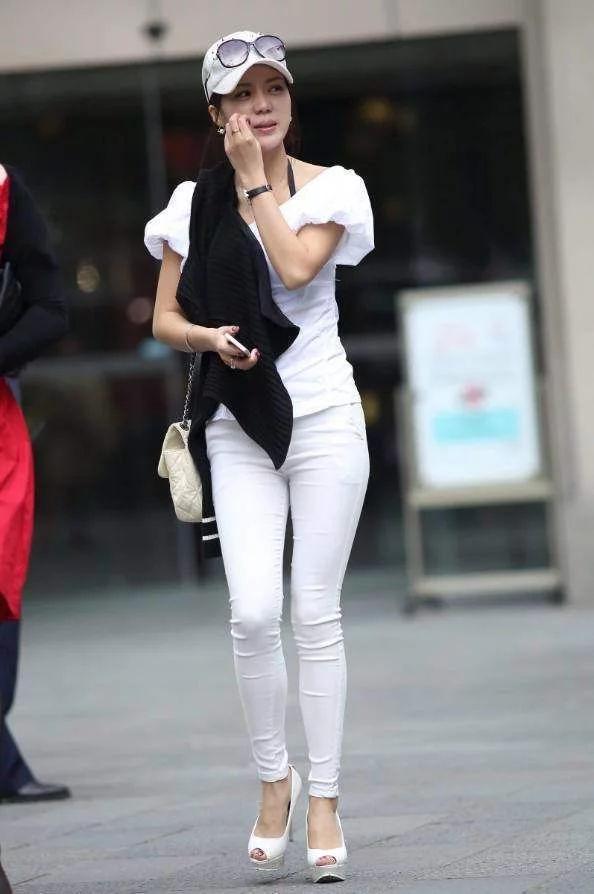 气质小姐姐白色紧身裤，精致的五官，气质优雅迷人