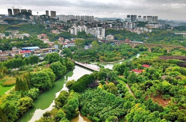 国内最适宜养老的省会，青山绿水景色宜人，现成著名旅游城市