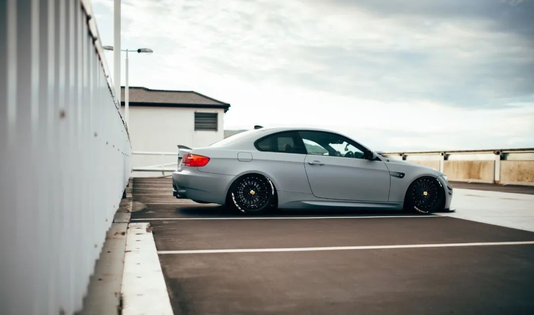  『姿态』低空飞行战舰灰宝马 E92 M3，姿态风格却难掩大佬气质