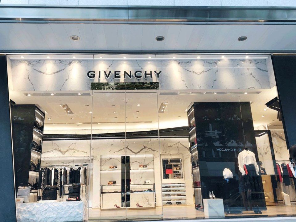 亲身示范丨原来真的可以在试衣间自拍出时尚芭莎封面!