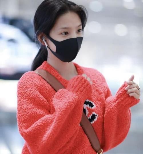  「短袖」美女时尚街拍：明眸善睐的美女，一件黑色短袖配黑色短裤，时尚清爽气质