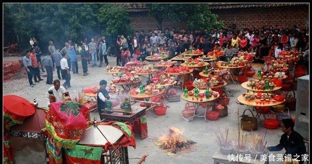 广东土豪摆50桌宴席请乡亲吃饭，老家穷得叮当响，不用礼金免费吃