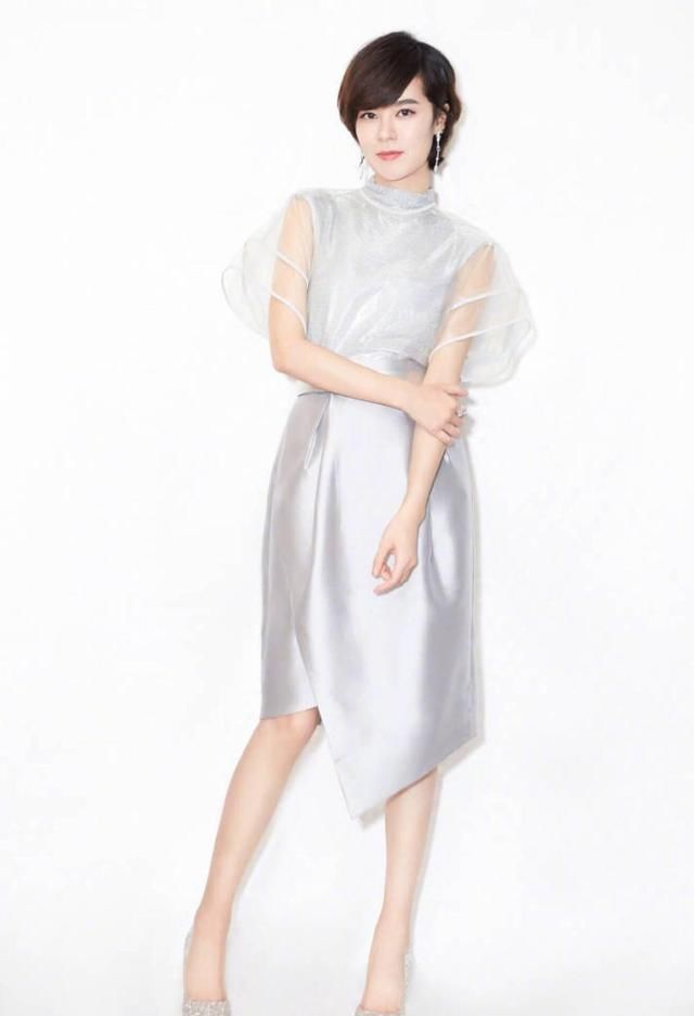 郁可唯身穿银色,让人离不开眼,怎一个美就行!