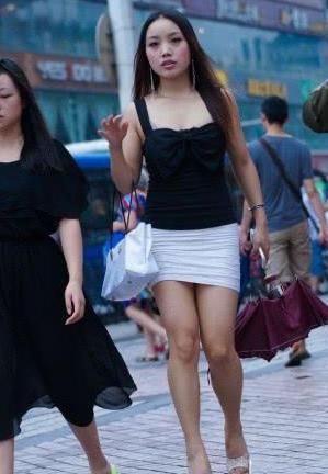 优雅女生别总穿牛仔裤，时尚一步裙，穿上后就知道差别在哪里