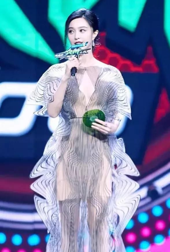 别看徐璐只有23岁，穿衣尺度丝毫不输范冰冰，网友：有料就是自信