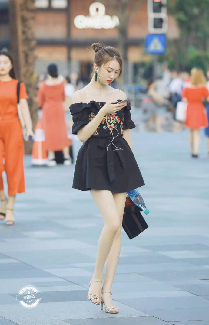 路人街拍,黑色一字肩连衣短裙小姐姐,清秀的五官十分有气质