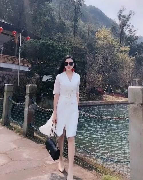  『穿出了女人』穿上西装裙的城市美女，穿搭另有风味!