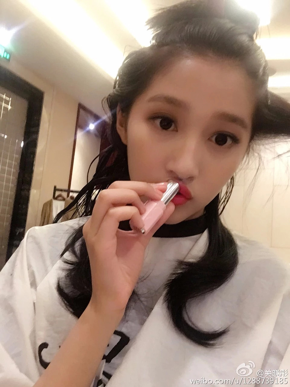 关晓彤跟鹿晗从日本回来，眼袋竟袋消失了？！难道是假眼袋？