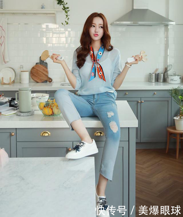 长发妹子穿紧身牛仔裤展示好身材，简单装扮便可轻松出门