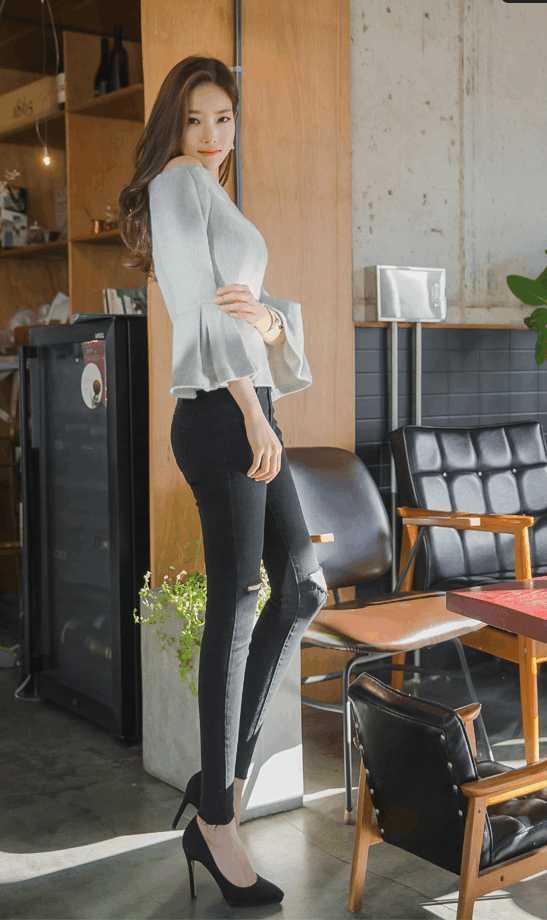 紧身裤凸显女人时尚又性感的好身材，难怪连路人都忍不住偷看！