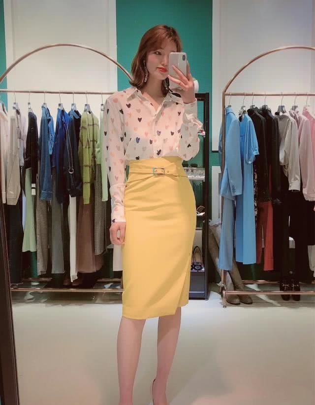  「展现出」一步裙才是提升女人味的法宝，这么穿更好看，让你轻松美成女神