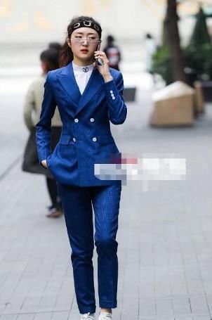  #高跟鞋#路人街拍，小姐姐脚踩高跟鞋，更显成熟的气息