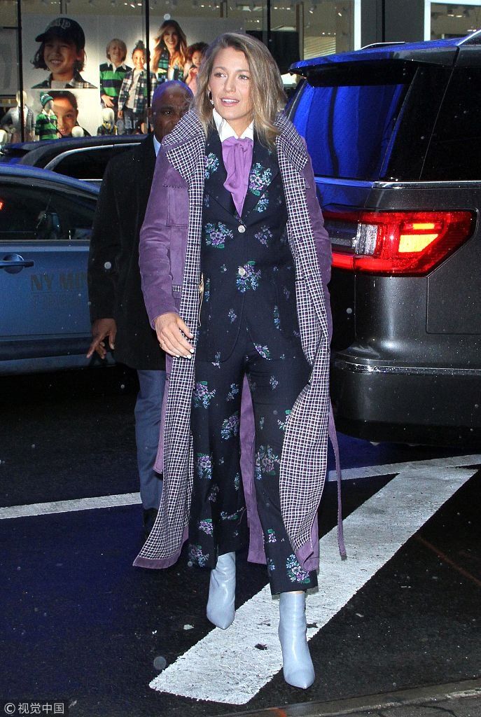 “S女王”布莱克花西装配大衣气场炸裂 大长腿走路带风获专人撑