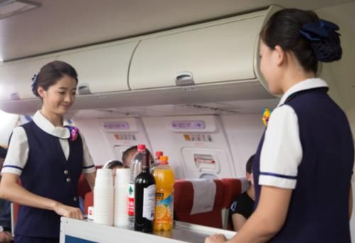 飞机上有3样东西是免费的,空姐:经常坐飞机的,不知道就亏了!