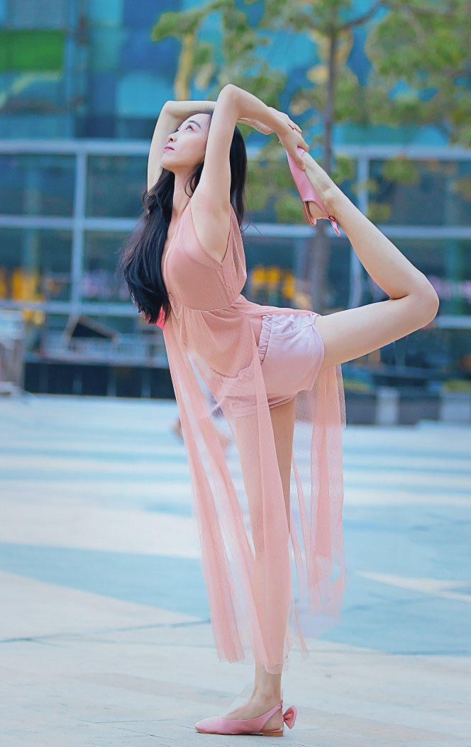 练舞蹈的小姐姐身段很柔软，曼妙的舞姿高傲的像只白天鹅