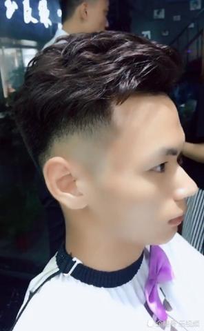 长相清隽的男子去理发，剪了个盖头后秒变时尚小鲜肉回头率暴增