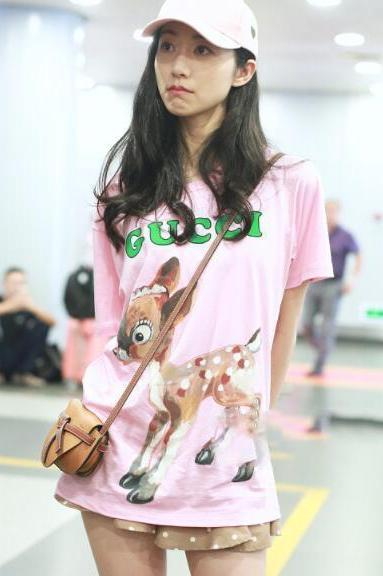 韩雪真敢穿! 35岁了还穿件齐臀短裙搭粉T恤扮嫩, 网友: 嫩回娘胎