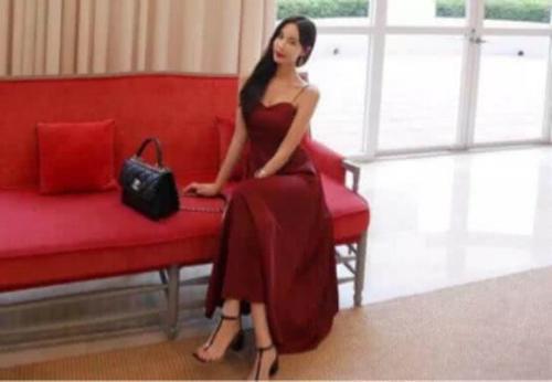 穿上这件红色紧身吊带裙，你就是街上最亮眼的存在！