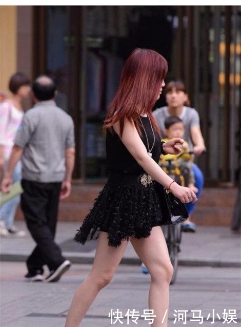  『美丽动人』美丽动人的美女街拍：俏皮可人的美女，就能穿出青春洋溢的气息