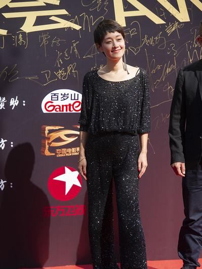 连体:马伊琍气质非一般,穿黑色亮片连体裤配单边耳环,满满的高级感