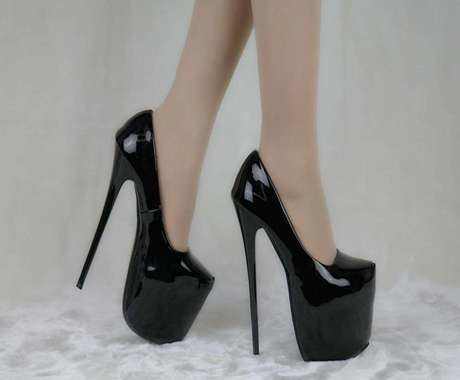 高跟鞋+短裙？高跟无能的人都转投平底鞋了，一点不差！