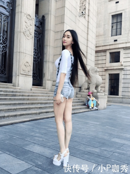 街拍：身材热辣火爆的小姐姐，是不是每个男人梦中的女神！