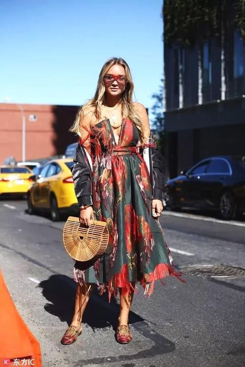 夏天就要拉仇恨 露肩装的诱惑谁都可以有！