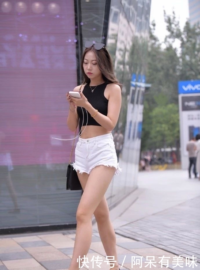  [穿搭]街拍偶遇不穿内衫的小姐姐，粉色V领衫，谁与争锋