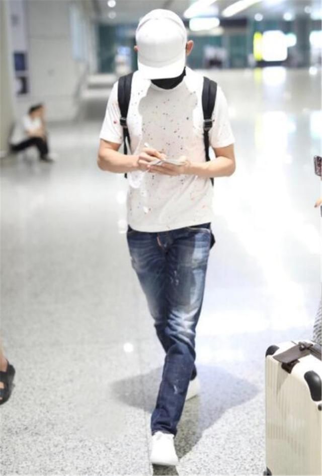 聂远夫妇机场秀恩爱，妻子素颜很给力，穿的却比40岁的聂远更显老