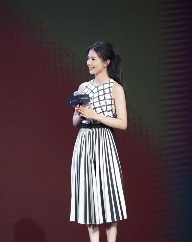  #金属质感#一条百褶裙就能办到的优雅温婉，你怎么还没穿？