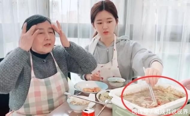 奶奶:赵露思和奶奶直播吃饭,谁看清她吃的啥?才懂啥是“吃不胖”体质