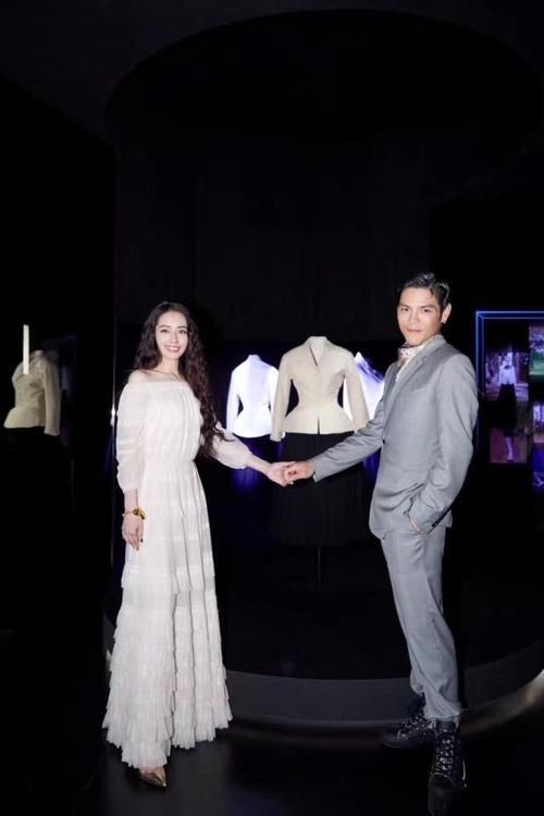  『豪门阔太』郭碧婷终于有了阔太样！浓妆红唇超霸气，穿皮裙秀丰满身材似花瓶