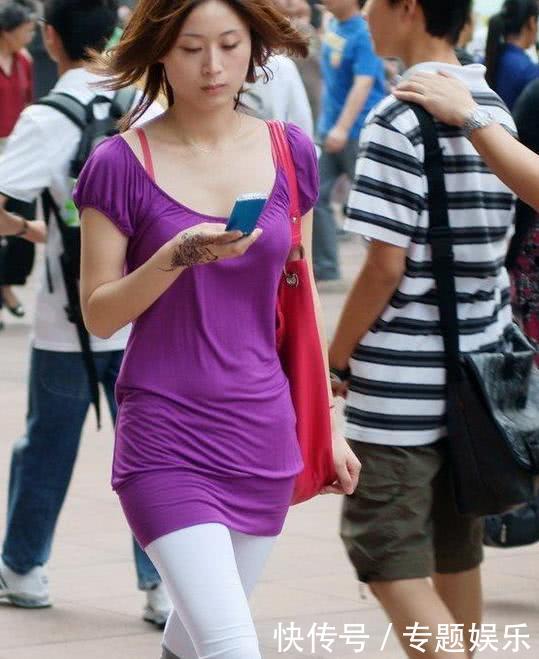 白色的紧身裤自，深紫色的上衣让小姐姐显得是那么的时尚与自信