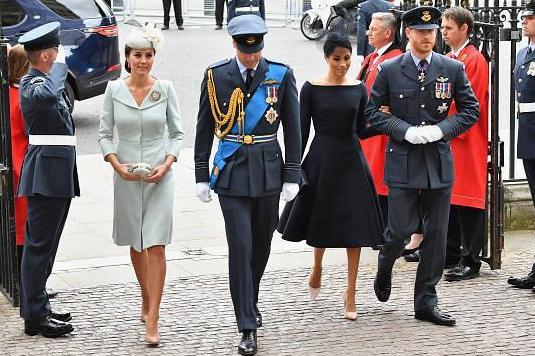 梅根一字肩小黑裙出席皇家空军百年庆典, 美过凯特, 优雅如奥黛丽