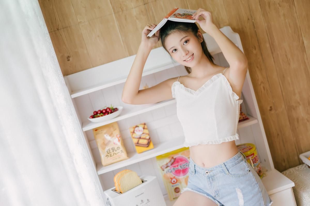 马尾辫美女性感吊带诱人写真图片