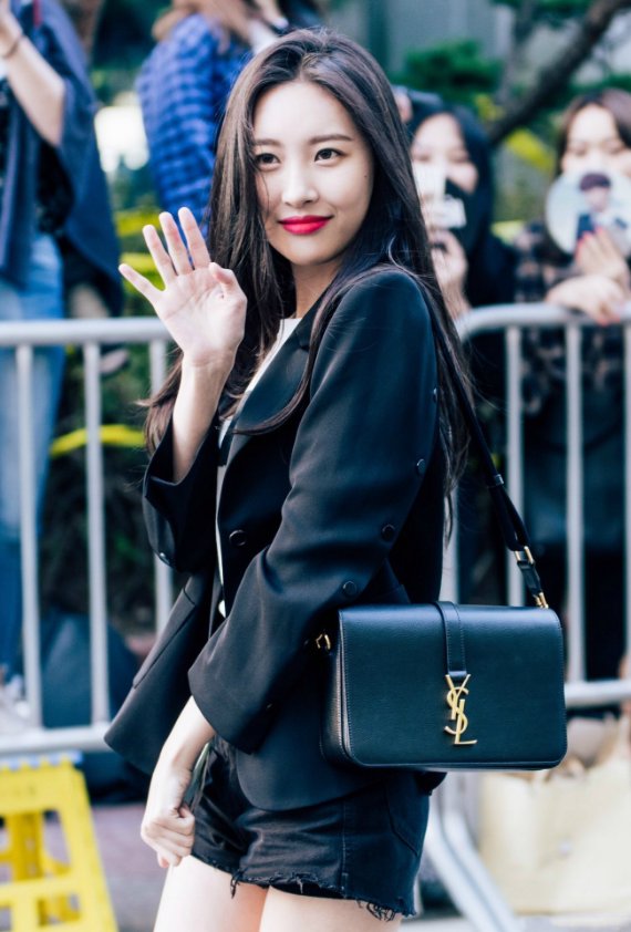 李宣美身穿黑色超短裤，既显气质又能秀出大长美腿