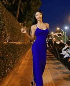 街拍:小姐姐真大胆，吊带长裙真的好性感，图3皮衣美女很自信!