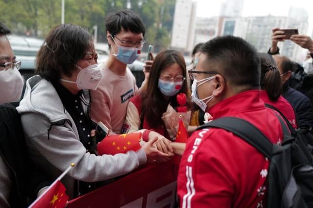  「泪目」上海第三批援鄂医疗队启程返沪，战友送别，场面泪目……
