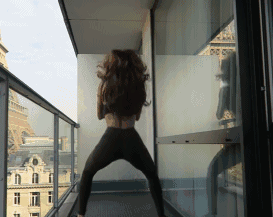 最美播报员，性感翘臀女神惨遭分手，网友:都是使命召唤惹的祸!