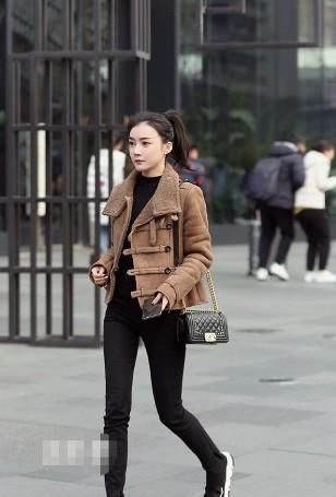  『针织』路人街拍，小姐姐内搭黑白条纹的针织开叉裙，很有知性美