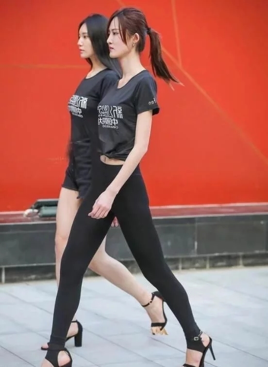 紧身牛仔裤的装扮又时尚又有韩范，让长腿曲线无处可藏