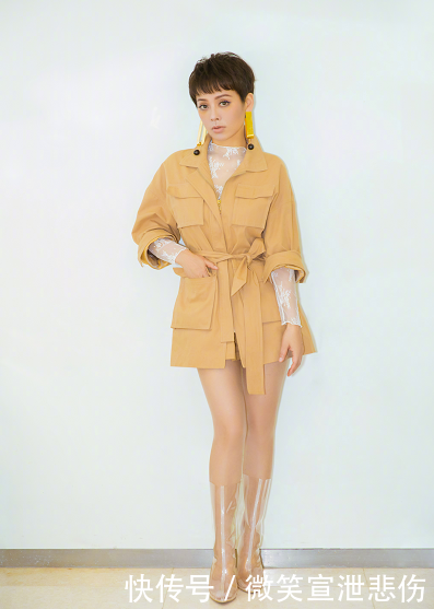 宁静因为耿直被热议，46岁的她打扮起来还是御姐，谁能说她老